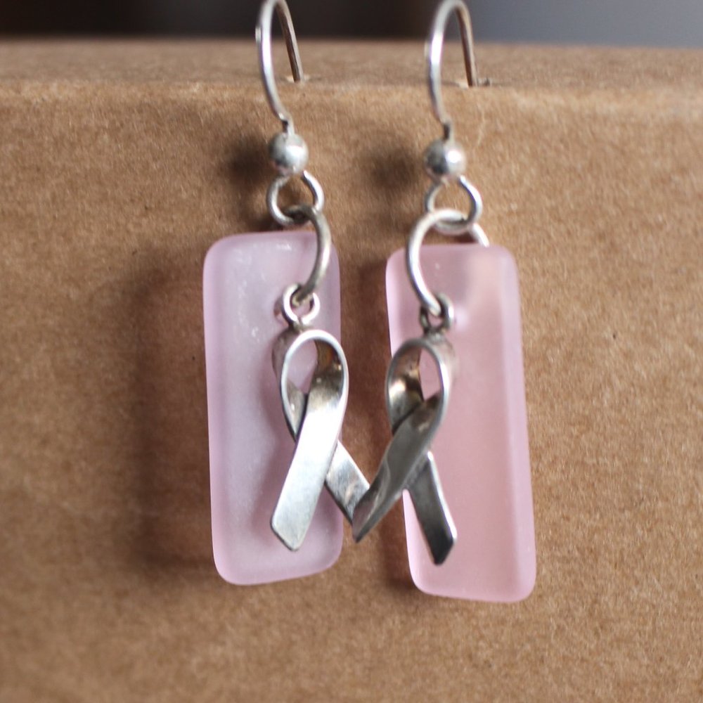 ✨FREE WITH PURCHASE Pink Breast Cancer Dangly Earrings - Picture 1 of 4